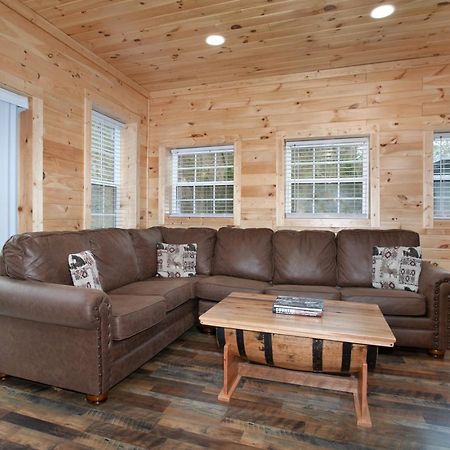 Whiskey Barrel W Hot Tub Arcade Game Fire Pit Villa Sevierville Exterior photo