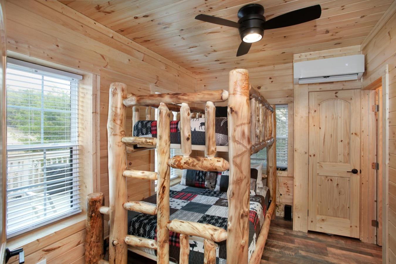 Whiskey Barrel W Hot Tub Arcade Game Fire Pit Villa Sevierville Exterior photo